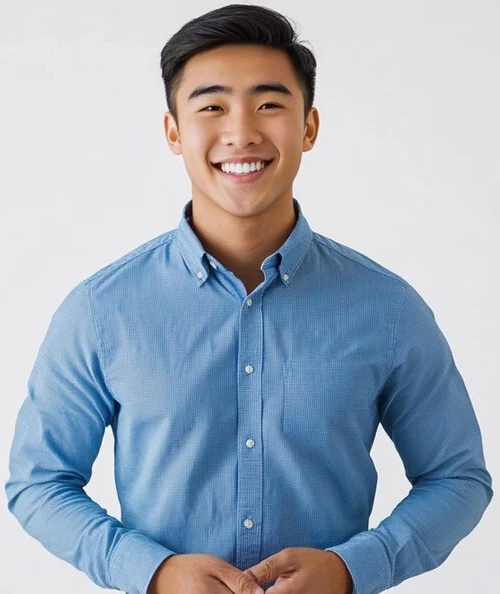 Homem chines sorrindo, usando roupas sociais