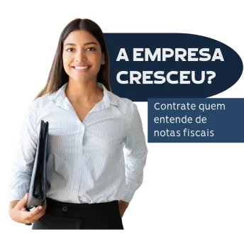 Mulher segurando uma pasta com um texto. A empresa cresceu? Contrate quem entende de notas fiscais